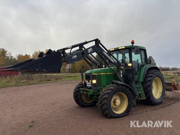 Traktor John Deere 6810 med redskap