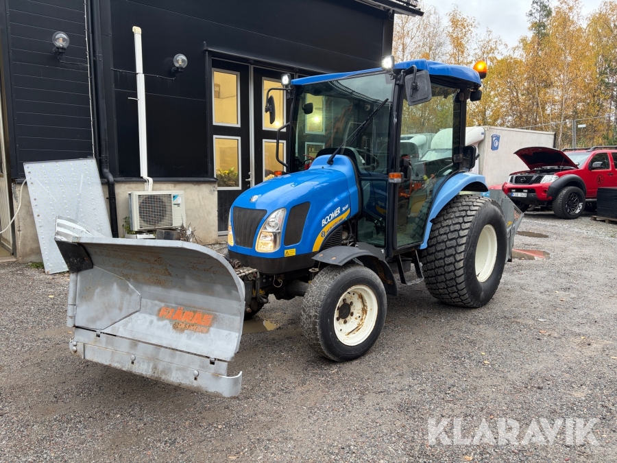 Traktor New Holland Boomer 3040 med Vikplog och Sandspridare