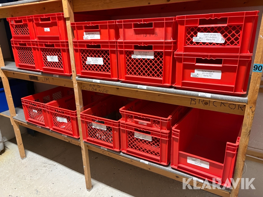 Parti med plastlådor