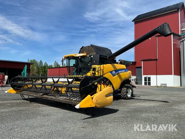 Skördetröska New Holland CR8080 4WD 30fot