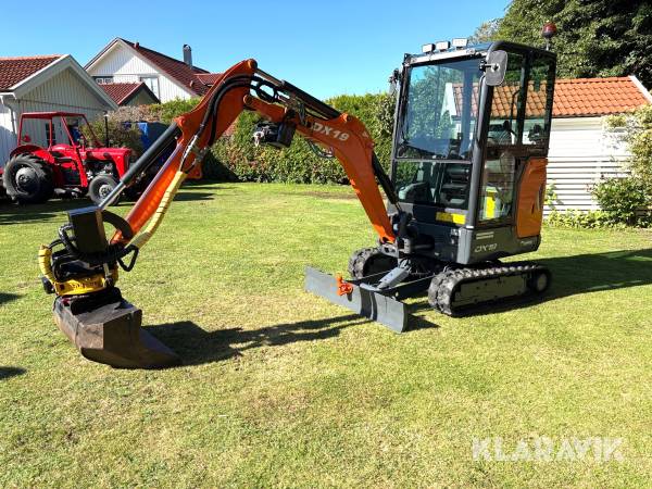 Grävmaskin Doosan DX19 med redskap och släp