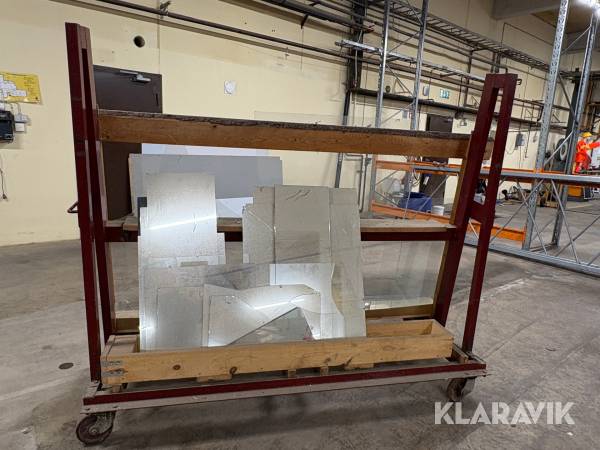 Materialställ på hjul med material