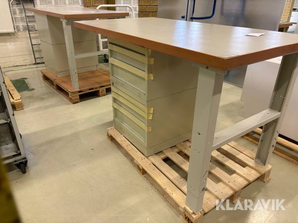 Arbetsbänk med verktygslåda