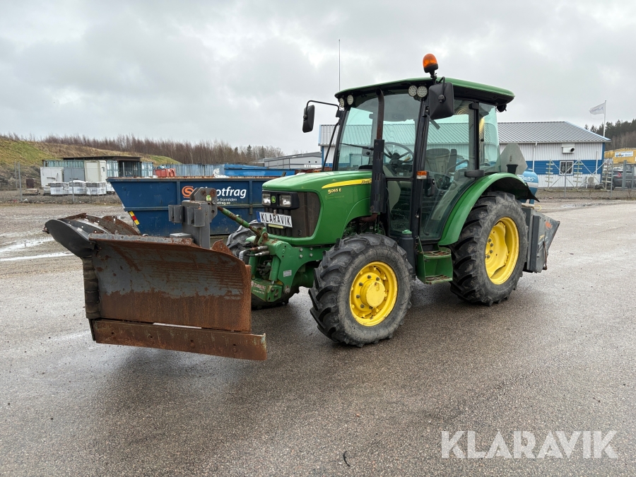 Traktor John Deere 5055E med redskap