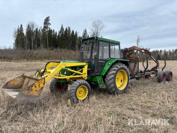 Traktor med timmervagn John Deere 2130