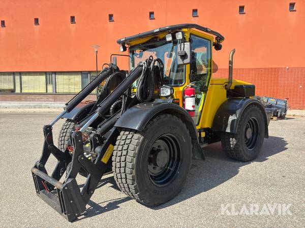 Hjullastare Lundberg 6250 med vikplog & sandpridare
