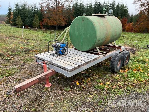 Lantbruksvagn med tank och pump