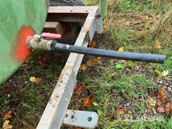 Lantbruksvagn med tank och pump, Vetlanda, Klaravik auktione
