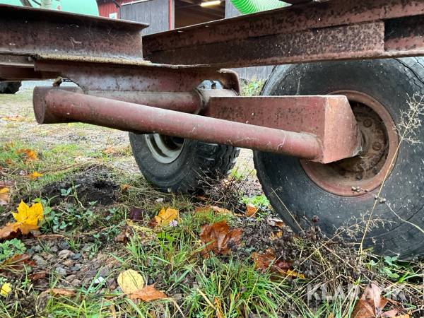 Lantbruksvagn med tank och pump, Vetlanda, Klaravik auktione