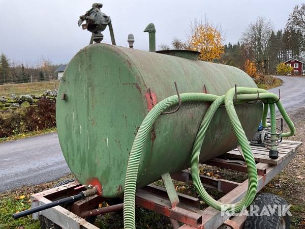 Lantbruksvagn med tank och pump, Vetlanda, Klaravik auktione