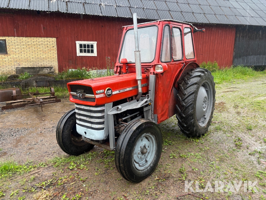 Traktor Massey Ferguson 135 med frontlastare
