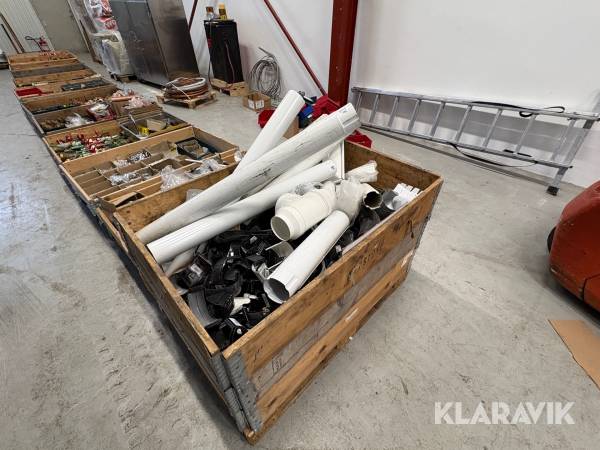 Parti med diverse tillbehör för stuprör och hängrännor Lindab