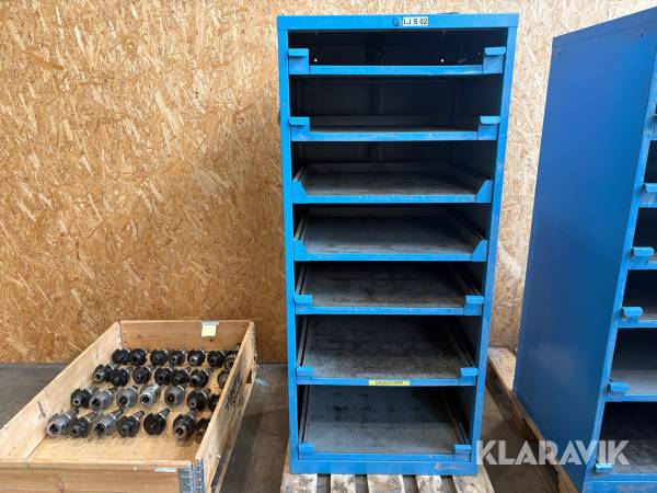 Hylla med utdragsenheter Lista
