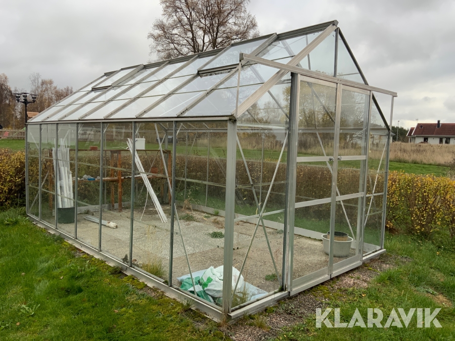 Växthus med dubbeldörr med glas och aluminiumram