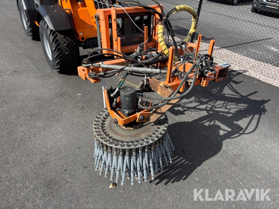 Ogräsborste / penselborste Nesbo UK 700 R/L med trima fäste