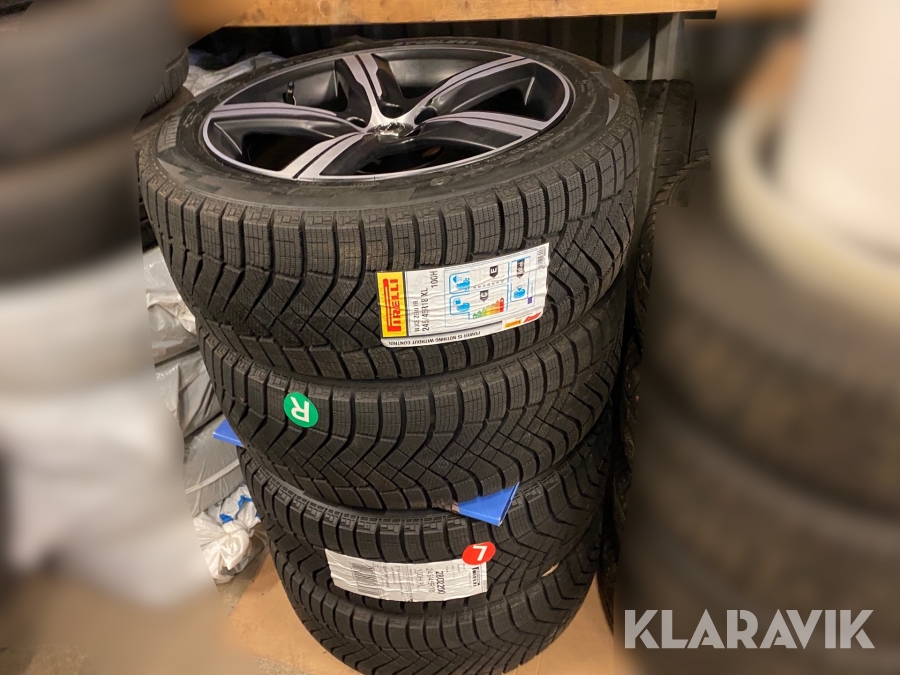 Vinterdäck med fälg Pirelli/ Volvo M+S  245/45R18 // 18 Tum 4 st (nya)