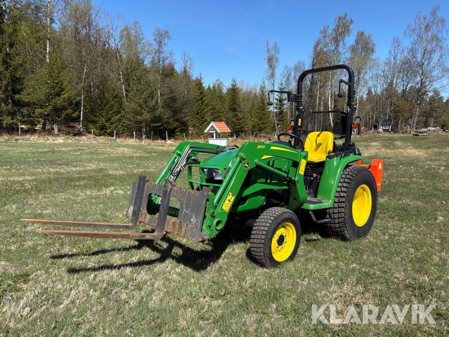 Traktor John Deere 3038E med redskap