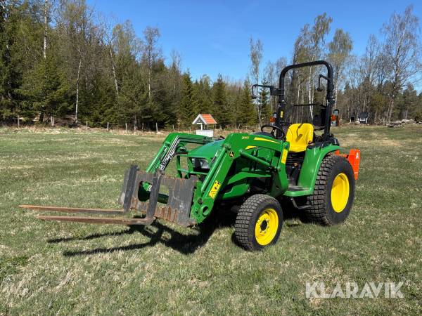 Traktor John Deere 3038E med redskap