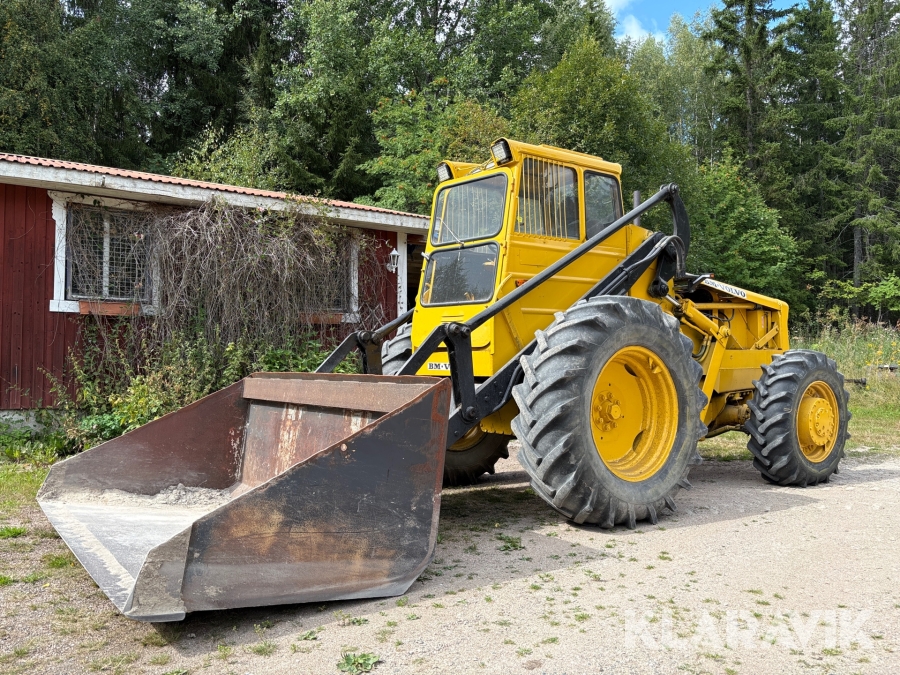 Baklastare Volvo BM 640 4x4 med skopa och gafflar