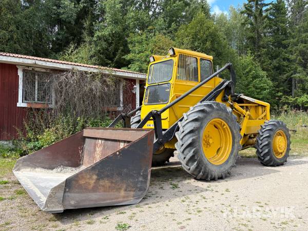 Baklastare Volvo BM 640 4x4 med skopa och gafflar