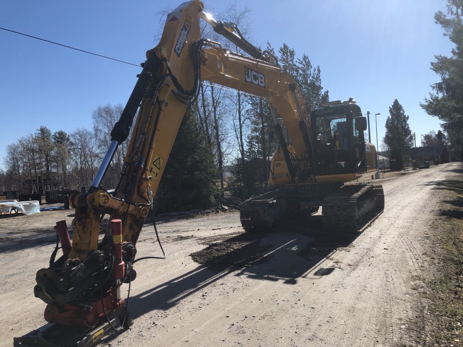 Bandgrävare JCB med tiltrotator