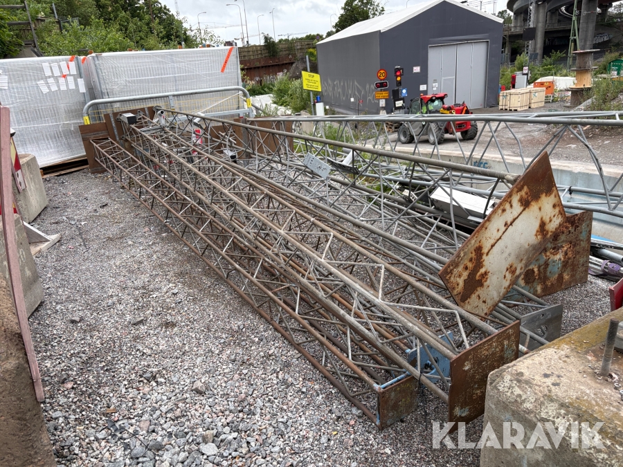 Elmaster med betongfötter