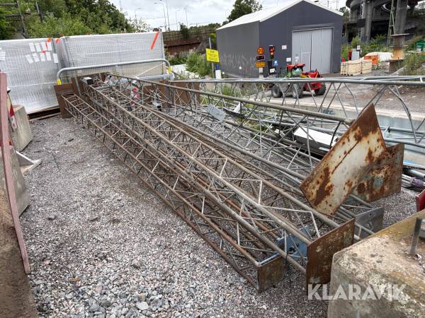 Elmaster med betongfötter