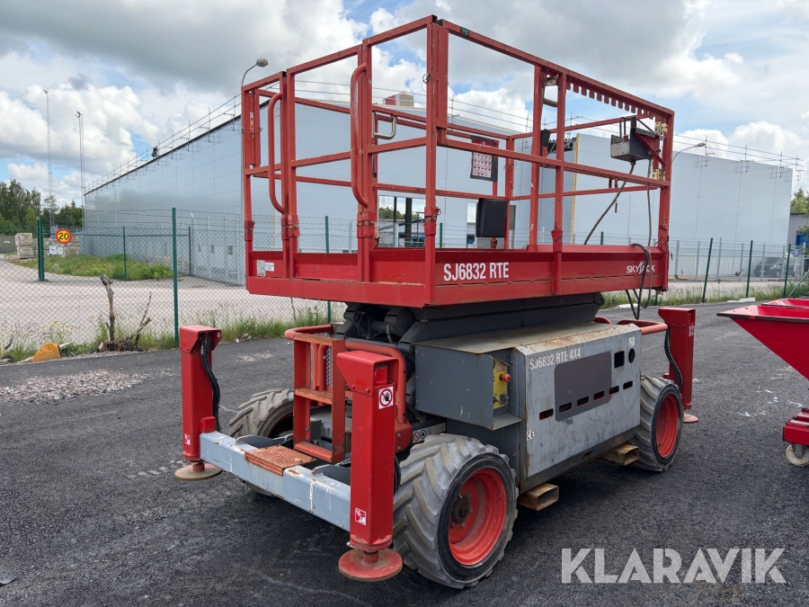 Saxlift Skyjack SJ6832RTE 4 x 4 Nybesiktigad