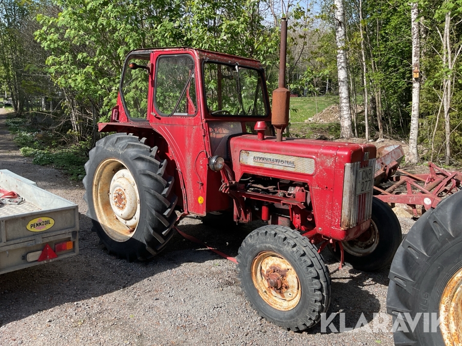 Traktor Mac Cormick International med lastare