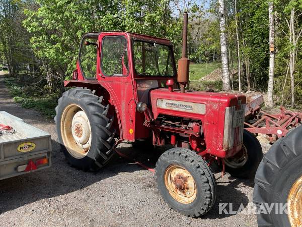 Traktor Mac Cormick International med lastare