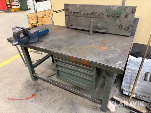 Arbetsbänk med skruvstäd