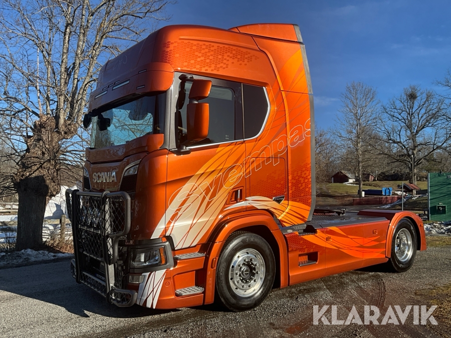 Dragbil Scania R4 10 Bellatrix motivlackad Svempas