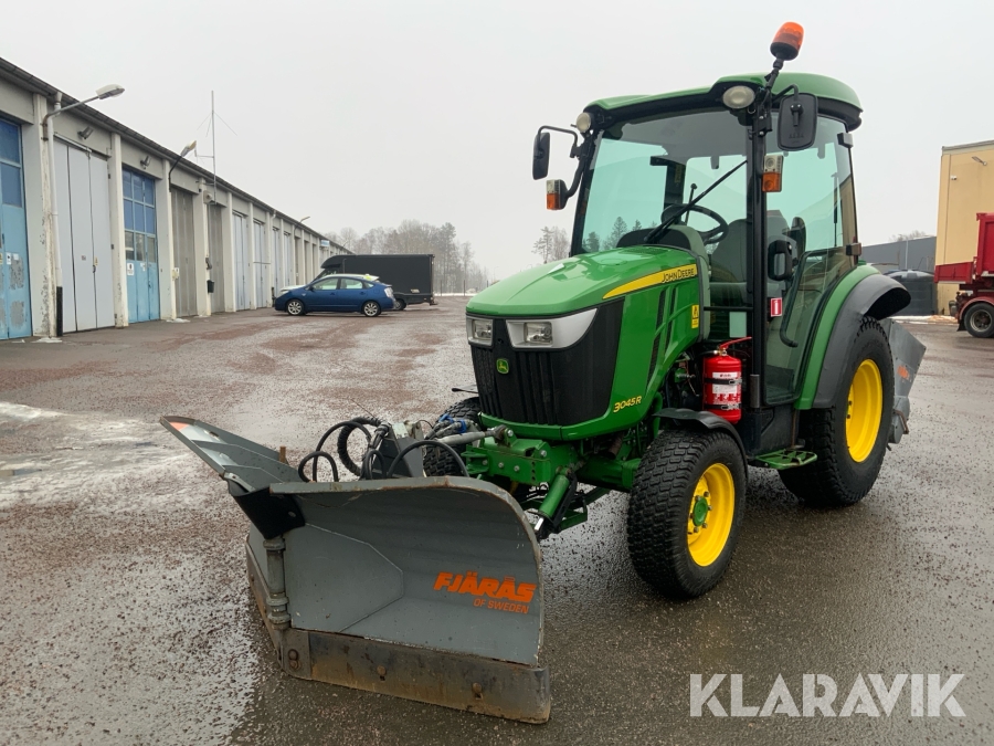 Traktor John Deere 3045 R 4x4 med vikplog och sandspridare