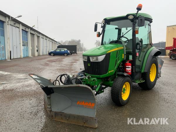 Traktor John Deere 3045 R 4x4 med vikplog och sandspridare