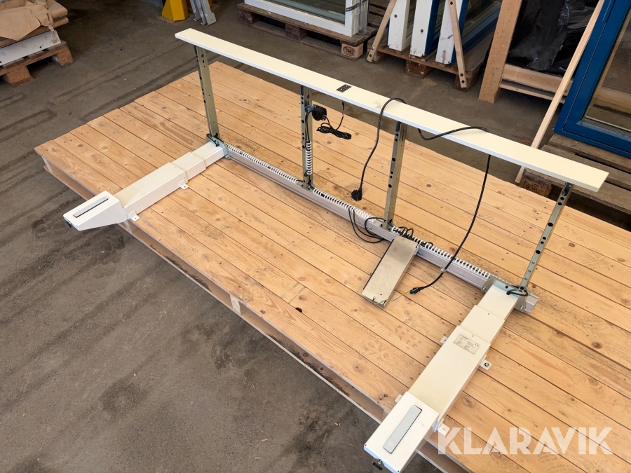 Höj och sänkbart stativ för skrivbord Moveum