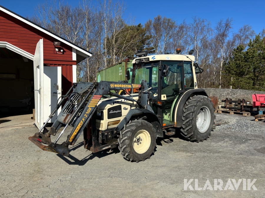 Traktor Lamborghini 660-F Plus DT med snöplog, sandspridare, skogsvagn, gafflar och skopa