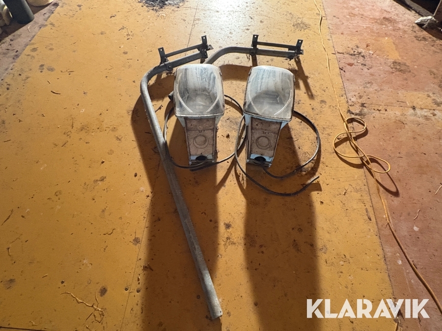 Armaturer med väggfäste