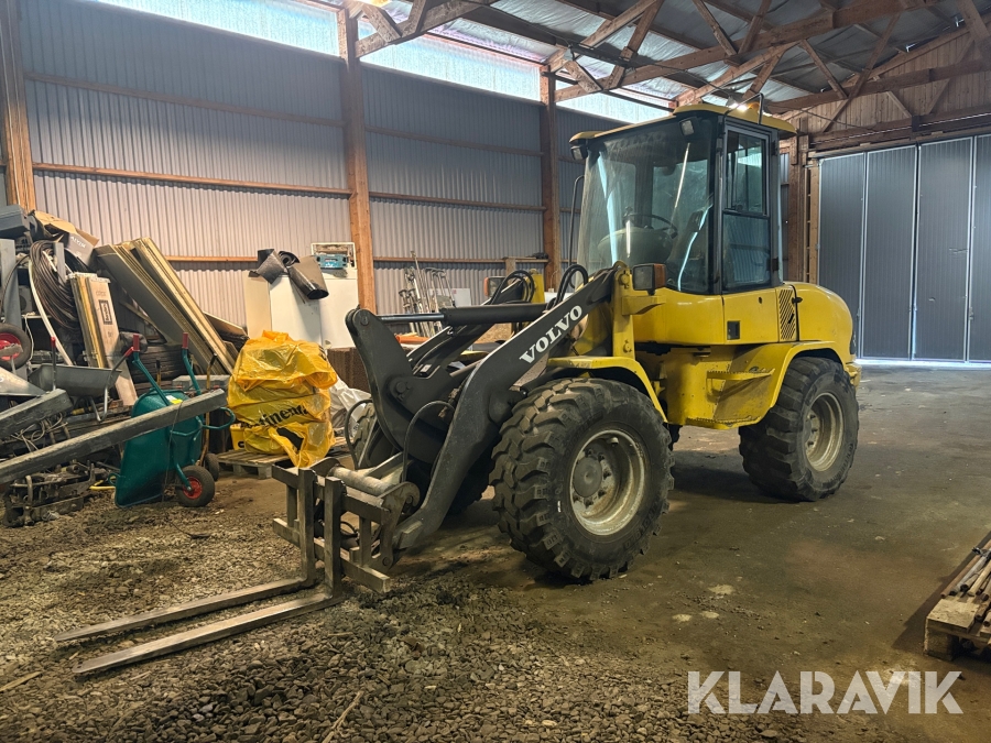 Hjullastare Volvo L30 med pallgafflar och skopa