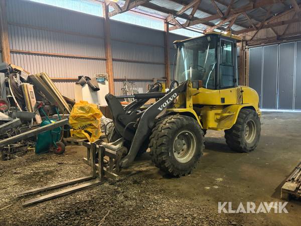 Hjullastare Volvo L30 med pallgafflar och skopa