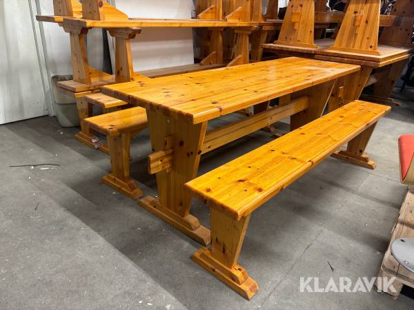 Träbord med bänkar 12 bänkar och 7 bord