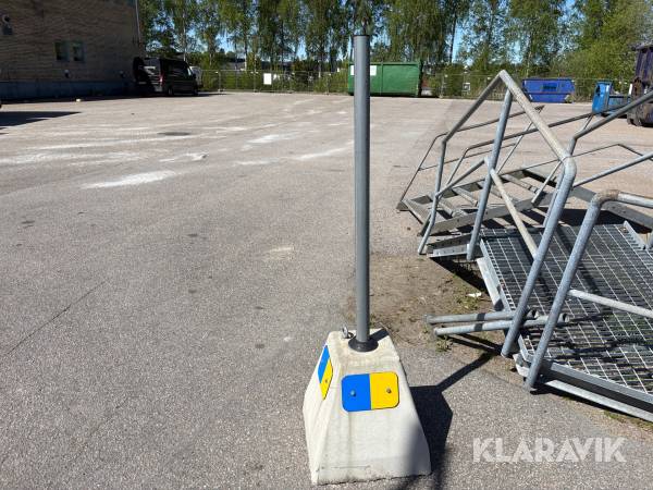 Betongsugga med stolpe