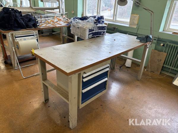 Arbetsbänk med skruvstäd