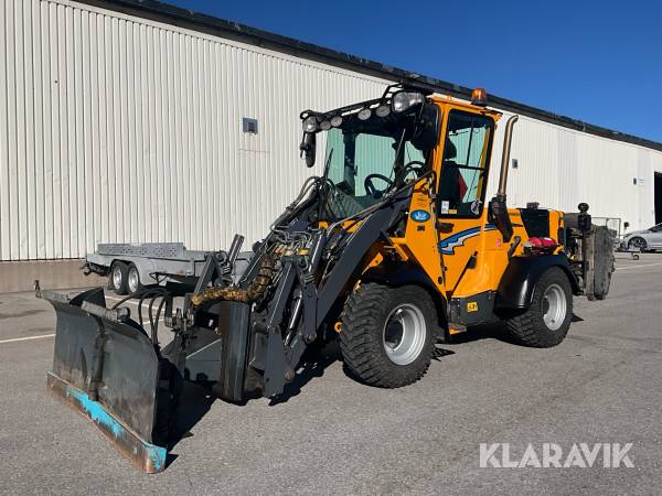Hjullastare Wille 375 med vikplog och Sandspridare