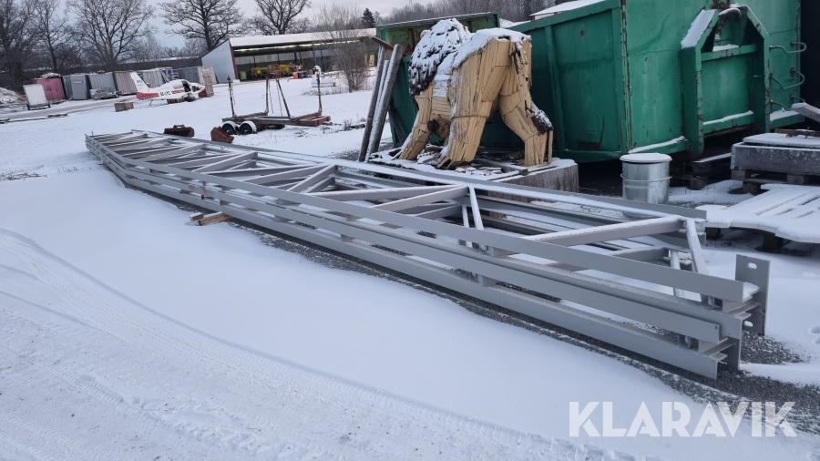 Takstolar och stolpar till lagerhall