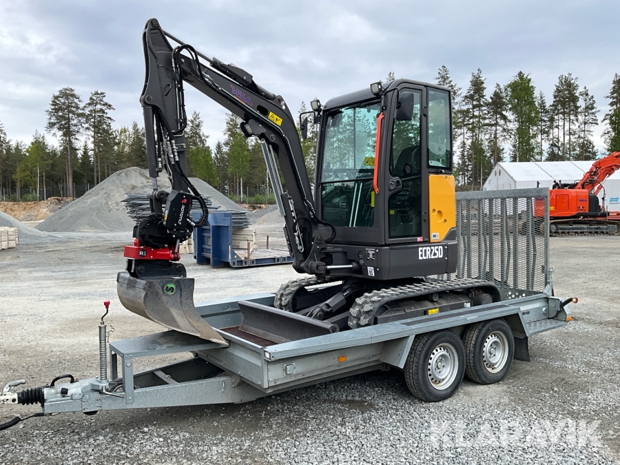 Grävmaskin Volvo ECR25D med maskintransport och 6st redskap