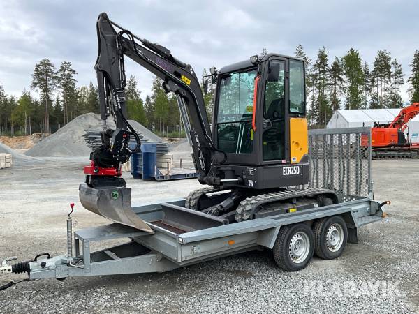 Grävmaskin Volvo ECR25D med maskintransport och 6st redskap