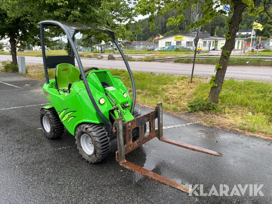 Lastmaskin Avant 218 med gafflar, skopa & vikplog