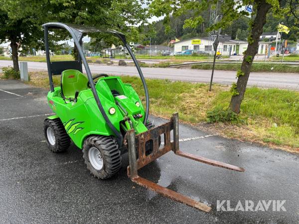 Lastmaskin Avant 218 med gafflar, skopa & vikplog