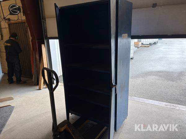 Plåtskåp med verktygstavla