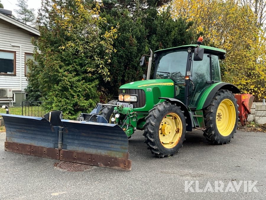 Traktor John Deere 5720 med vikplog och sandspridare